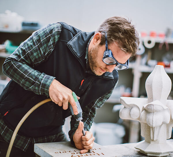 Steinmetz Daniel Probst bei der Arbeit