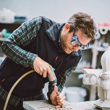 Steinmetz Daniel Probst bei der Arbeit