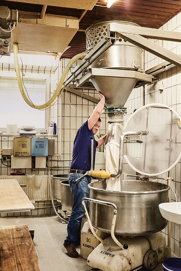 Bäcker Ulf Fischer bei der Arbeit