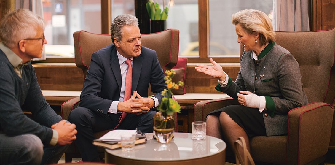 Autor Stefan Ruzas mit seinen Interviewpartnern in der