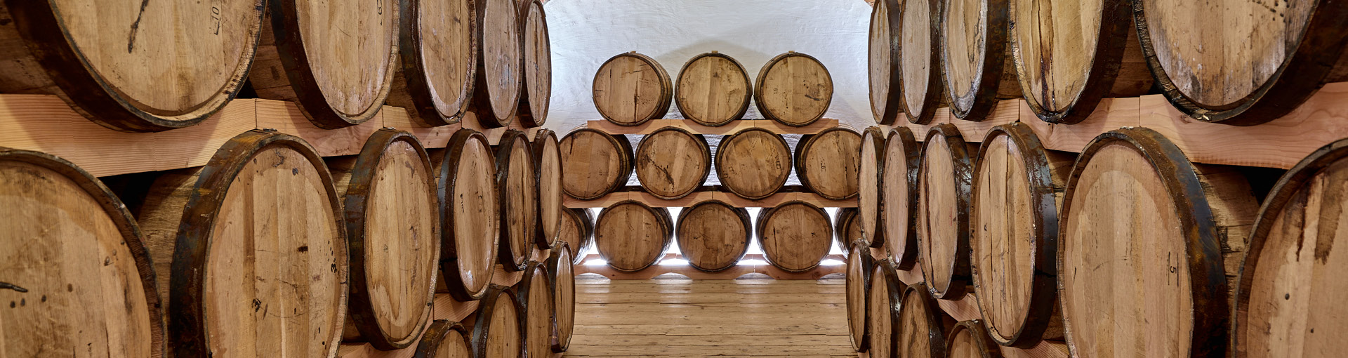 Holzfässer im Schaufass-Lager