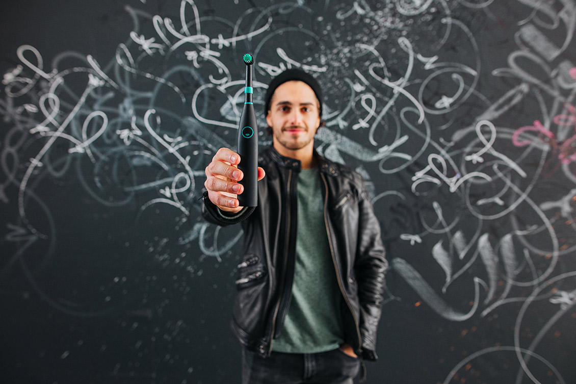 junger Mann mit happybrush Zahnbürste