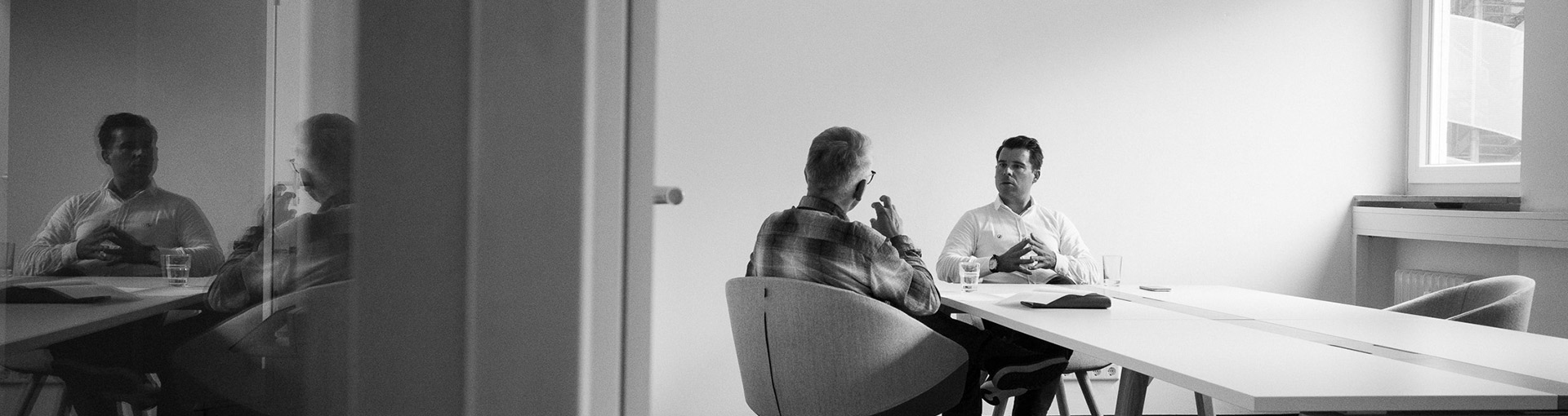 Im Gespräch: Felix Haas und Autor Stefan Ruzas