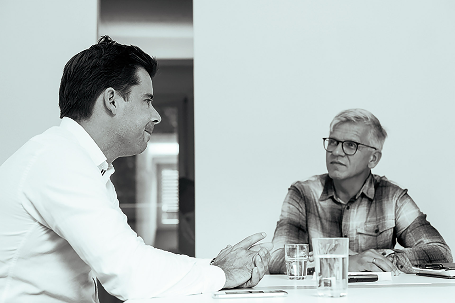 Felix Haas und Autor Stefan Ruzas im Gespräch