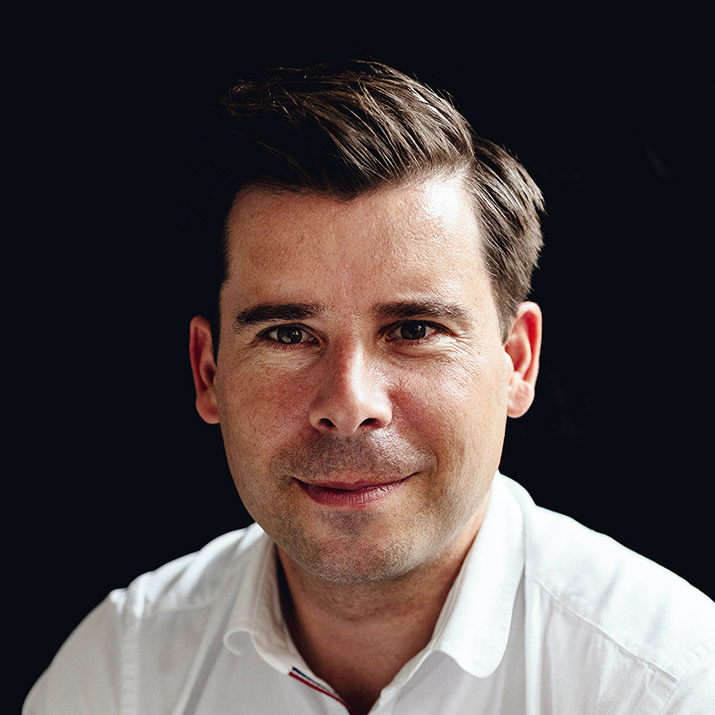 Im Gespräch: Felix Haas und Autor Stefan Ruzas