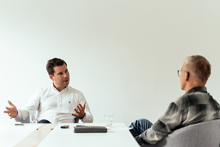 Im Gespräch: Felix Haas und Autor Stefan Ruzas