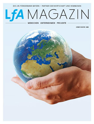 Cover des LfA Magazins zum Thema Nachhaltigkeit: Weltkugel, die von ausgebreiteten Händen getragen wird
