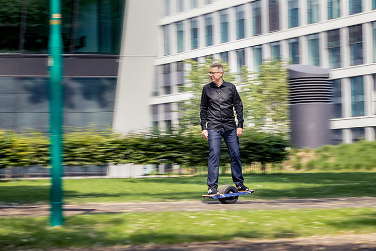 Frank Thelen auf Onewheel