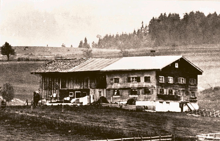 Schwarz-Weiss-Fotografie Abbildung Sonnalp als einfacher Gasthof