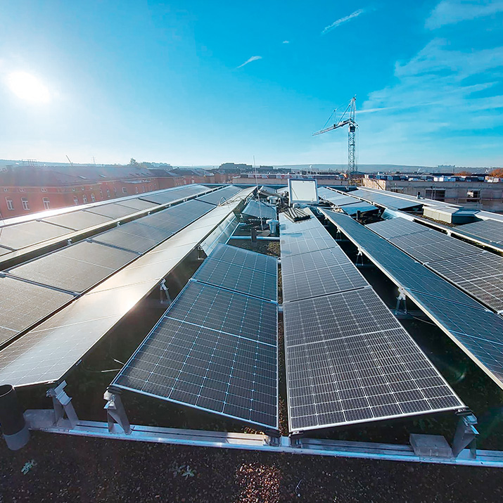 Solar-Panels auf einem Gebäude