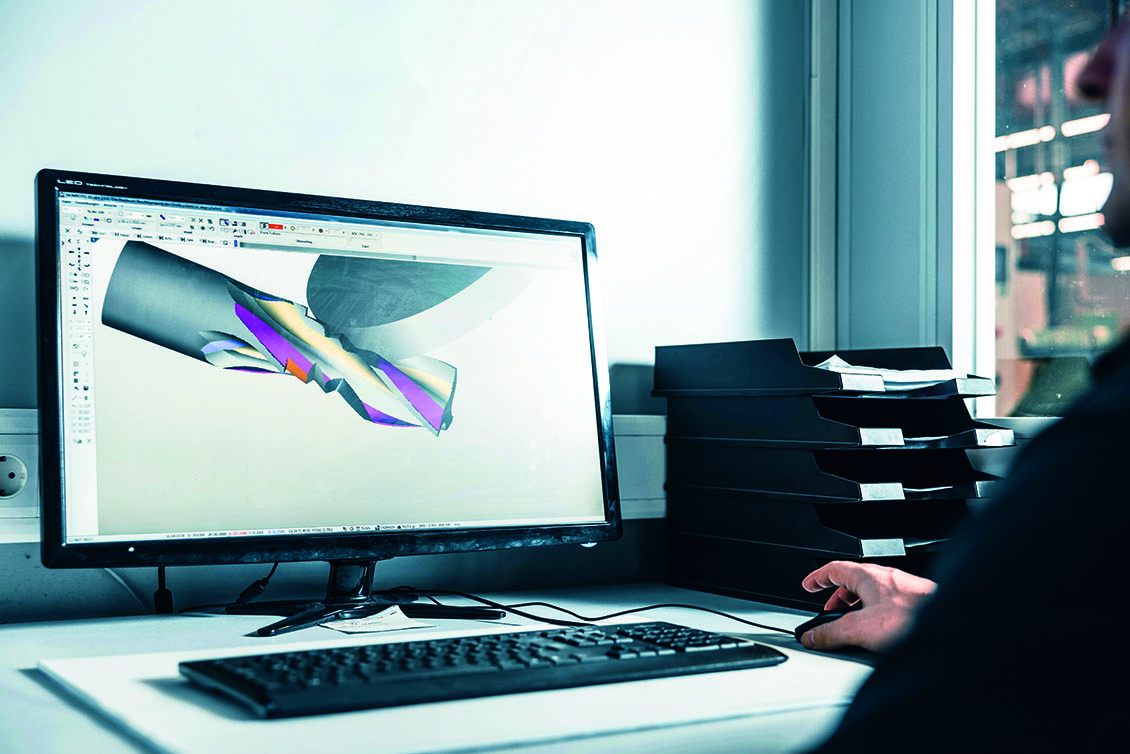 Programmierung und die Simulation eines Sonderfräsers am Computer