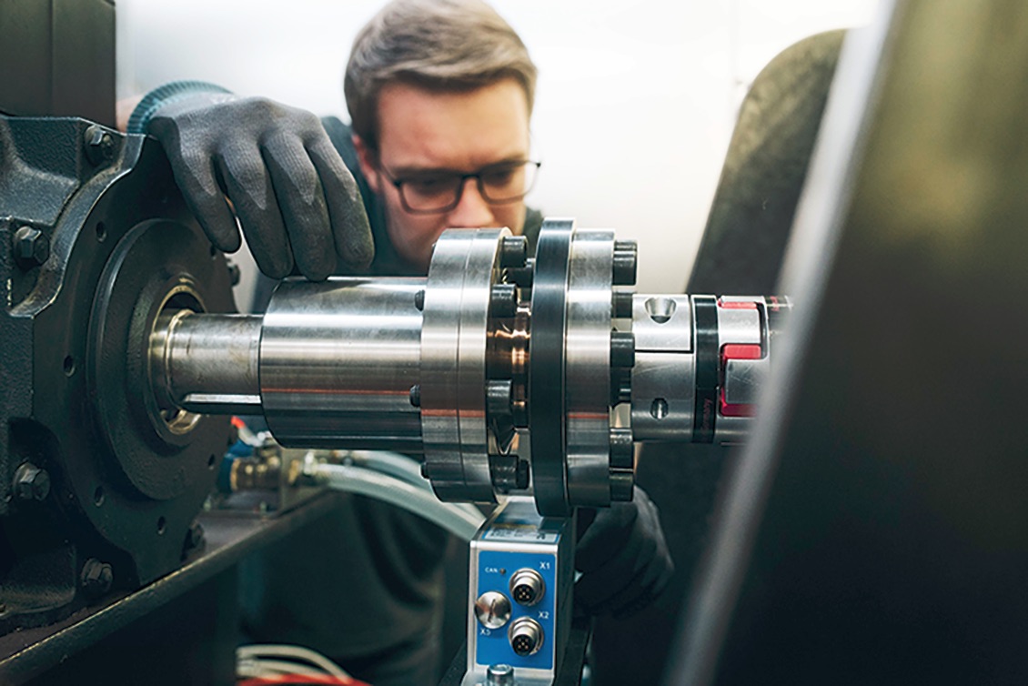 Ein DeepDrive Mitarbeiter arbeitet an einem Motor