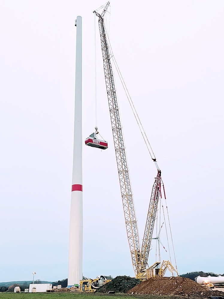 Ein Windrad wird aufgebaut