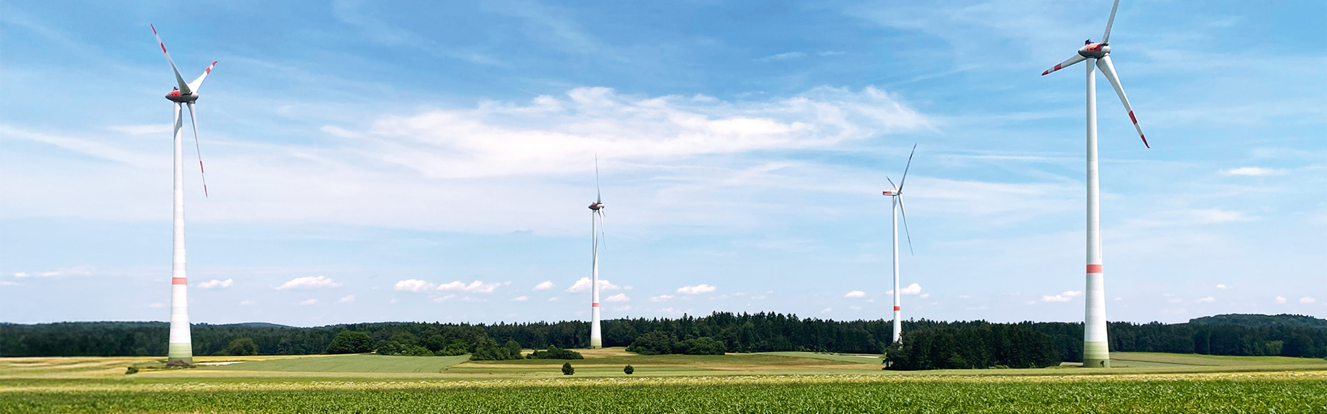 Mehrere Windräder in der Landschaft