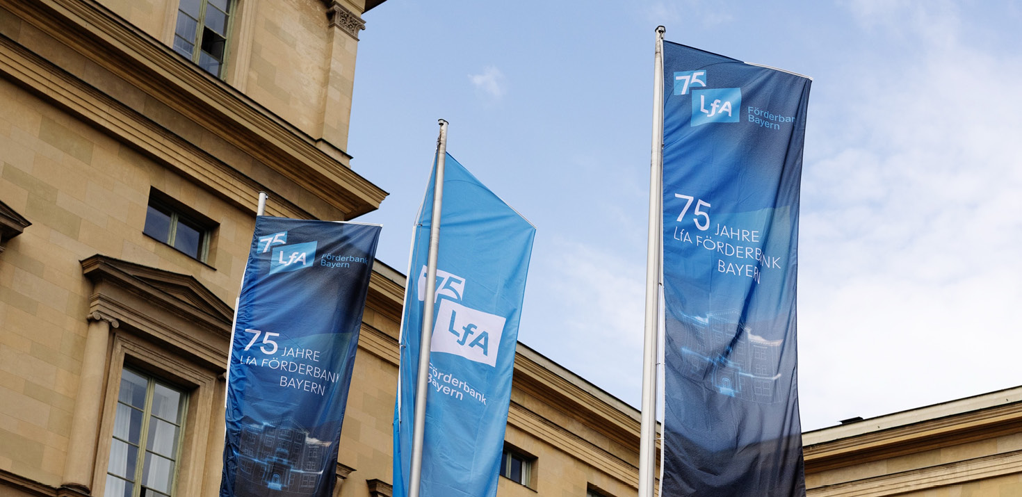 LfA-Fahnen im Umfeld des Festakts in der Münchner Residenz
