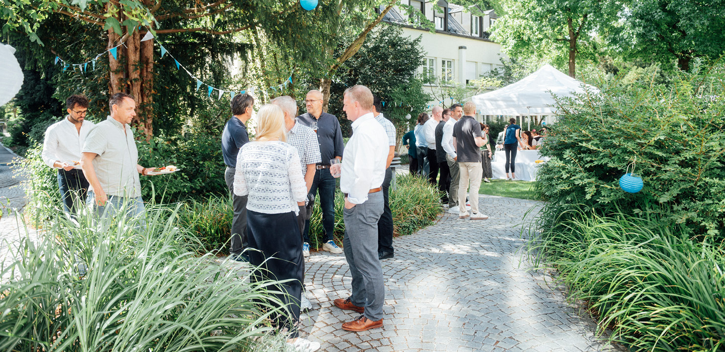Blick in den LfA Garten mit Mitarbeitenden während des Sommerfests