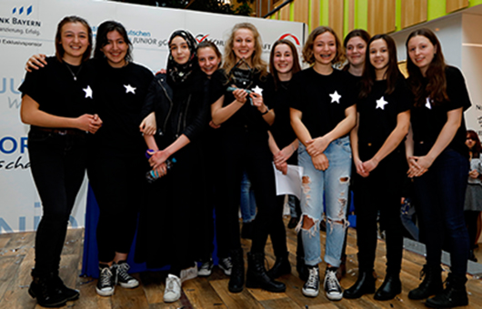 Erhielt den Award für den besten Bühnenspot:<br /><p>Das Team des JUNIOR-Unternehmens BommeLit vom Ignaz-Günther-Gymnasium aus Rosenheim</p>
<p>© bbw</p>