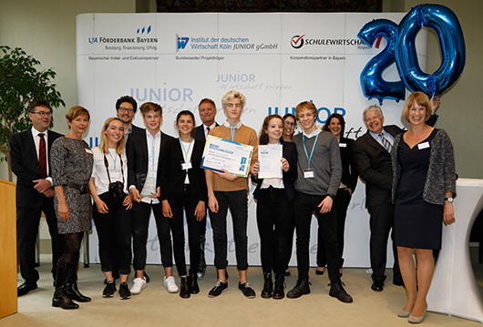 Siegerehrung des Landeswettbewerbs 2017:<br /><p>Das Team der Schülerfirma „flamant noir“, eines der beiden Gewinnerteams des JUNIOR Landeswettbewerbs Bayern</p>
<p>© bbw</p>