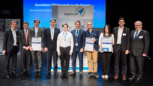 Die Sieger im Finale des Businessplan Wettbewerbs Nordbayern 2017 mit den Gratulanten:<br /><p>v.l.n.r.: Dr. Carsten Rudolph (Geschäftsführer BayStartUP), MD Dr. Bernhard Schwab (Amtschef im Bayerischen Staatsministerium für Wirtschaft und Medien, Energie und Technologie), Dr Stephan Kufner (Lab-on-Fiber GmbH), Sergej Schmitke (GS Bavaria), Dr. med. Heiko Durst und Jörg Trinkwalter, (nice!innovations), Alina Medvedyeva (GS Bavaria), Adrian Altomaria (BayStartUP, Leiter Businessplan Wettbewerb Nordbayern), Dr. Otto Beierl, Vorstandschef der LfA Förderbank Bayern</p>