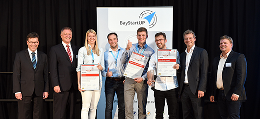 Die Sieger im Finale des Münchener Businessplan Wettbewerbs 2017 mit den Gratulanten:<br /><p>v.l.n.r.: MD Dr. Bernhard Schwab (Amtschef im Bayerischen Staatsministerium für Wirtschaft und Medien, Energie und Technologie), Dr. Hans Schleicher (Stellvertretender Vorstandsvorsitzender der LfA Förderbank Bayern), Maria Driesel (inveox), Armin Busse und Ferdinand Veith (Quantum Systems), Dominique Felsch (Desio GmbH / vendl), Dr. Carsten Rudolph, Geschäftsführer BayStartUP, Harald Wagner, Leiter Münchener Businessplan Wettbewerb</p>
