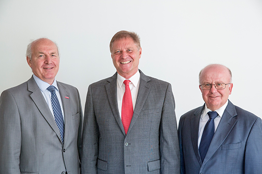 Erfahrungsaustausch:<br /><p>Präsident des Bayerischen Handwerkstages Franz Xaver Peteranderl, stellvertretender LfA-Vorstandschef Dr. Hans Schleicher, Hauptgeschäftsführer des Bayerischen Handwerkstages Dr. Lothar Semper (v.l.n.r.)</p>
<p></p>