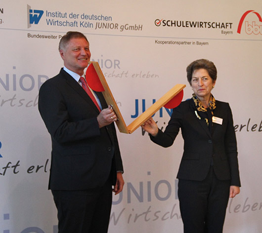 Gaben den Startschuss für das neue JUNIOR-Geschäftsjahr:<br /><p>Ministerialdirigentin Elfriede Ohrnberger und Dr. Hans Schleicher, stellvertretender Vorsitzender des Vorstandes der LfA Förderbank Bayern</p>