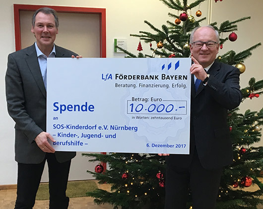 Spendenübergabe:<br /><p>Andreas Tonke, Bereichsleiter für stationäre Angebote des SOS-Kinderdorfs (links) und Dr. Otto Beierl, Vorsitzender des Vorstands der LfA Förderbank Bayern (rechts)</p>