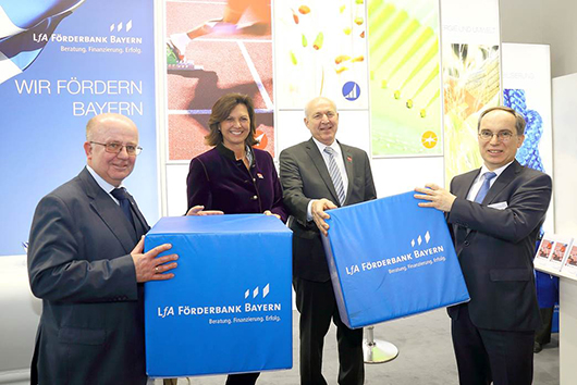 Besuchten die LfA auf der IHM:<br /><p>Hauptgeschäftsführer der Handwerkskammer für München und Oberbayern Dr. Lothar Semper, Wirtschaftsministerin Ilse Aigner, Präsident des Bayerischen Handwerkstages Franz Xaver Peteranderl, LfA-Vorstandsmitglied Hans Peter Göttler (v. l. n. r.)</p>