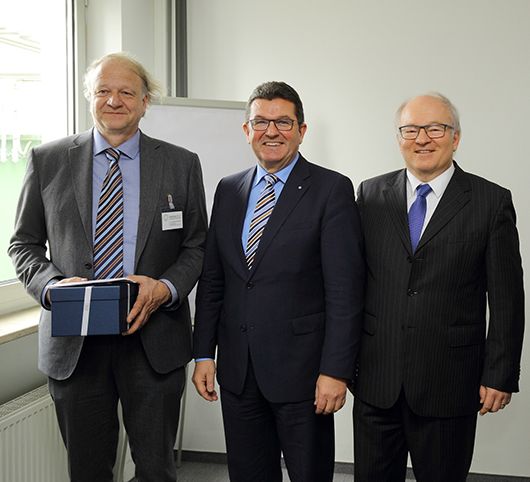 Unternehmensbesuch in Memmingen:<br /><p>SepaPlast-Geschäftsführer Dr. Richard Sizmann, Bayerns Wirtschaftsstaatssekretär Franz Josef Pschierer und LfA-Vorstandschef Dr. Otto Beierl (v.l.n.r.) beim Besuch der SepaPlast GmbH</p>