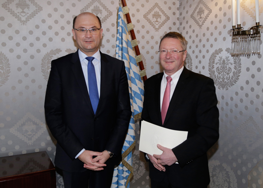 Finanzstaatssekretär Albert Füracker händigt Dr. Josef Bayer die Bestellungsurkunde zum Mitglied des Vorstands der LfA Förderbank Bayern aus (© StMFLH)<br /><p><span style="color: black; font-family: 'Arial','sans-serif'; font-size: 9.5pt; mso-fareast-font-family: SimSun; mso-fareast-theme-font: minor-fareast; mso-ansi-language: DE; mso-fareast-language: ZH-CN; mso-bidi-language: AR-SA;"><span style="font-family: 'Arial','sans-serif'; font-size: x-small; mso-fareast-font-family: SimSun; mso-fareast-theme-font: minor-fareast; mso-ansi-language: DE; mso-fareast-language: ZH-CN; mso-bidi-language: AR-SA;"></span></span></p>