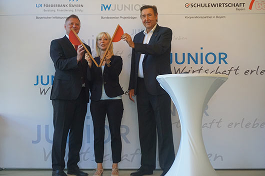 Gaben den Startschuss für das neue JUNIOR-Geschäftsjahr:<br /><p>Dr. Hans Schleicher, stellvertretender Vorsitzender des Vorstandes der LfA Förderbank Bayern, Carolina Trautner, Staatssekretärin im Bayerischen Kultusministerium und Prof. Günther Goth, Vorsitzender des Vorstandes des Bildungswerks der Bayerischen Wirtschaft e.V. (v. l. n. r.)</p>