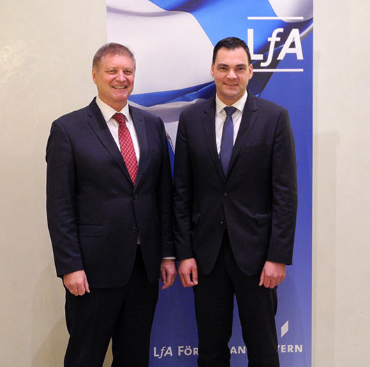 Erfahrungsaustausch:<br /><p>Dr. Hans Schleicher, stellvertretender Vorsitzender des Vorstandes der LfA Förderbank Bayern und Landrat Sebastian Gruber</p>