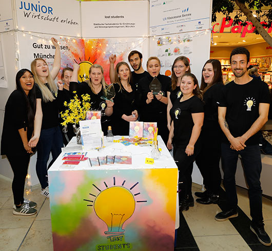 Erhielt den Award für den besten Bühnenspot sowie den Publikumspreis:<br /><p>Das Team des JUNIOR-Unternehmens „lost students“ von der Städtischen Fachakademie für Ernährungs- und Versorgungsmanagement in München</p>
<p>© Patrick Ranz</p>
