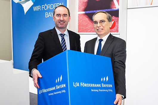 Auf der IHM:<br /><p>Bayerns Wirtschaftsminister Hubert Aiwanger und LfA-Vorstandsmitglied Hans Peter Göttler<br />(© Michael McKee)</p>