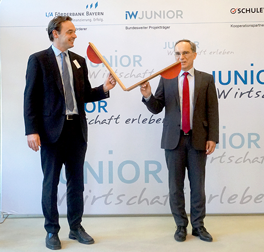 Gaben den Startschuss für das neue JUNIOR-Geschäftsjahr:<br /><p>Björn Hubert, Leiter Ökonomische Bildung im Bildungswerk der Bayerischen Wirtschaft e. V. und Hans Peter Göttler, stv. Vorstandsvorsitzender LfA Förderbank Bayern</p>