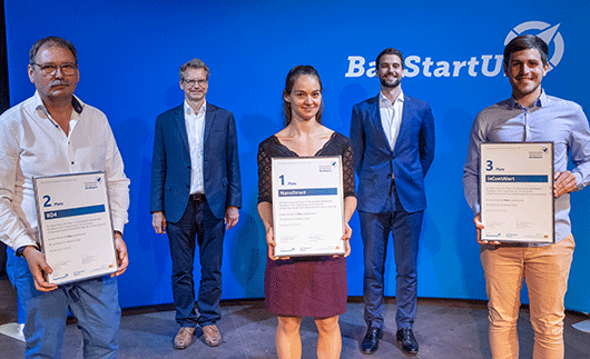 Die Siegerteams mit<br /><p>BayStartUP-Geschäftsführer Dr. Carsten Rudolph und Wettbewerbsleiter Fabian Brunner</p>
<p>(c) BayStartUP - Daniel Karmann</p>