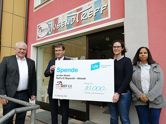 Spendenübergabe:<br /><p>Thomas Hacker, Schatzmeister des Vereins Treff e.V., Dr. Bernhard Schwab, Vorstandsvorsitzender der LfA Förderbank Bayern, Luisa Funke-Barjak, Vorsitzende des Vereins Treff e.V. und Sabine Adam Lopes Cardoso, stellv. Vorsitzende des Vereins Treff e.V.</p>