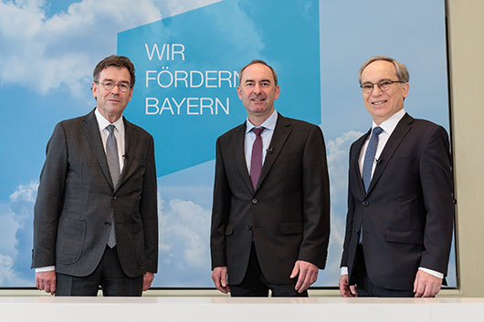 Auf der Bilanzpressekonferenz:<br /><p>LfA-Vorstandschef Dr. Bernhard Schwab, Bayerns Wirtschaftsminister Hubert Aiwanger und stv. LfA Vorstandschef Hans Peter Göttler (v.l.n.r.)</p>
<p>(© Stefan Heigl)</p>