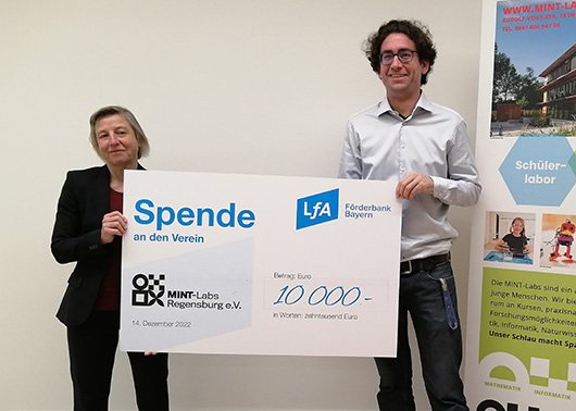 Spendenübergabe:<br /><p>Ruth Nowak, Generalbevollmächtigte der LfA Förderbank Bayern und Dr. Fabian Queck, Geschäftsführer "MINT-Labs Regensburg e.V."</p>