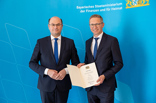 Finanz- und Heimatminister Albert Füracker händigt Stefan Höck die Bestellungsurkunde zum Mitglied des Vorstands der LfA Förderbank Bayern aus (© StMFH)<br /><p><span style="color: black; font-family: 'Arial','sans-serif'; font-size: 9.5pt; mso-fareast-font-family: SimSun; mso-fareast-theme-font: minor-fareast; mso-ansi-language: DE; mso-fareast-language: ZH-CN; mso-bidi-language: AR-SA;"><span style="font-family: 'Arial','sans-serif'; font-size: x-small; mso-fareast-font-family: SimSun; mso-fareast-theme-font: minor-fareast; mso-ansi-language: DE; mso-fareast-language: ZH-CN; mso-bidi-language: AR-SA;"></span></span></p>