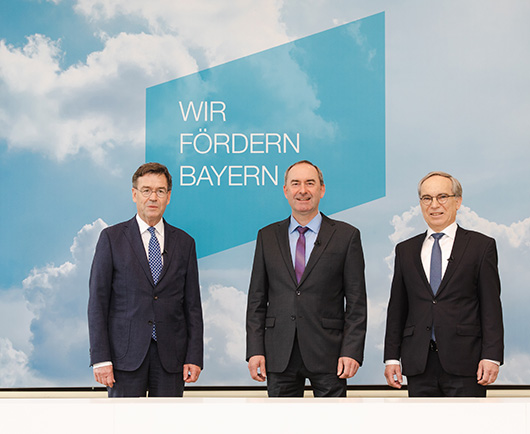 Auf der Bilanzpressekonferenz:<br /><p>LfA-Vorstandschef Dr. Bernhard Schwab, Bayerns Wirtschaftsminister Hubert Aiwanger und stv. LfA Vorstandschef Hans Peter Göttler (v.l.n.r.)</p>
<p>(© Tanja Huber)</p>