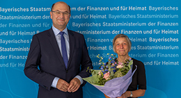 Finanz- und Heimatminister Albert Füracker gratuliert Ruth Nowak zur Berufung in den Vorstand der LfA Förderbank Bayern (© StMFH)