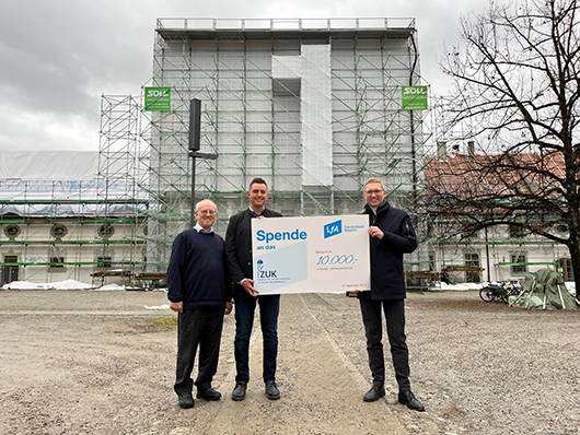 LfA-Weihnachtsspende 2023 an das ZUK<br /><p>Spendenübergabe (v. l. n. r.): Pater Karl Geißinger, ZUK Bereichsleiter Naturschutz, Benedikt Hartmann, Leiter des ZUK und Stefan Höck, Vorstandsmitglied der LfA Förderbank Bayern</p>