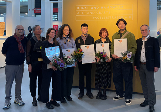 Bei der Verleihung des BKV-Preises 2024:<br /><p>Die ausgezeichneten Kunsthandwerkerinnen und Kunsthandwerker gemeinsam mit dem BKV-Vorsitzenden B. Michael Andressen (links), der BKV-Geschäftsführerin Dr. Monika Fahn (zweite v. links) und dem stv. LfA-Vorstandsvorsitzenden Hans Peter Göttler (rechts)</p>