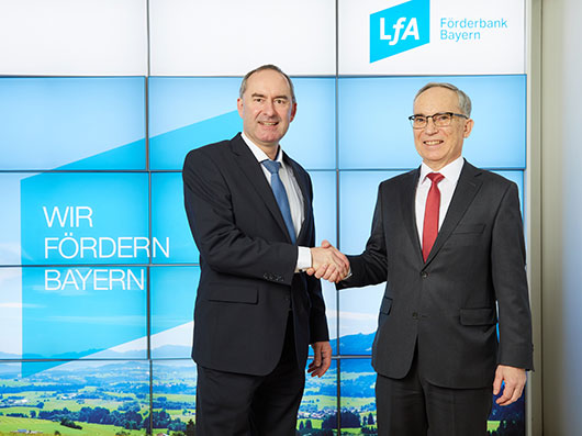 Auf der ZUKUNFT HANDWERK 2025:<br /><p>Bayerns Wirtschaftsminister Hubert Aiwanger (links) und stv. LfA-Vorstandschef Hans Peter Göttler (rechts) (© Jan Scheutzow)</p>