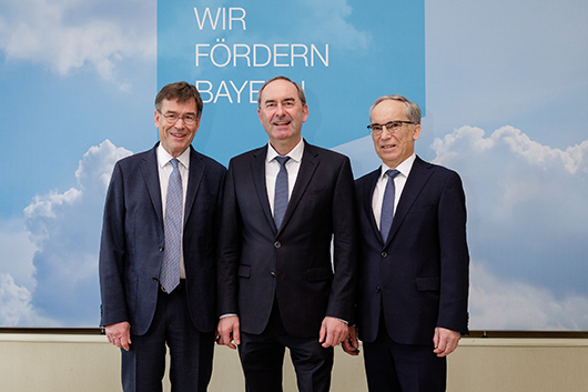 Auf der Bilanzpressekonferenz:<br /><p>LfA-Vorstandschef Dr. Bernhard Schwab, Bayerns Wirtschaftsminister Hubert Aiwanger und stv. LfA Vorstandschef Hans Peter Göttler (v.l.n.r.)</p>
<p>(© Stefan Heigl)</p>