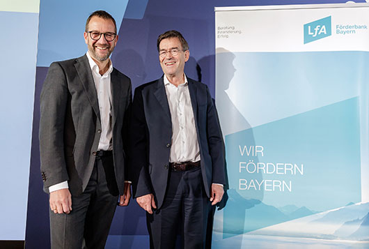 Bei der Unterzeichnung des Vertrags zur Aufstockung der gemeinsamen LfA-EIF-Fazilitäten:<br /><p>Dr. Markus Schillo, Senior Regional Representative des EIF in Deutschland (links) und Dr. Bernhard Schwab, Vorstandsvorsitzender der LfA (rechts)</p>
<p>© Stefan Heigl</p>