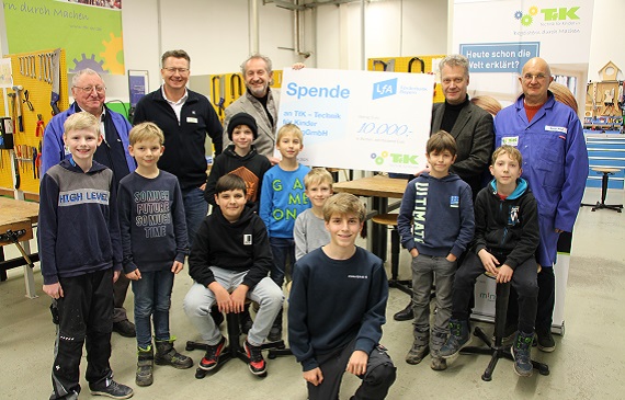 <br /><p>Übergabe der Weihnachtsspende im Technikhaus Straubing, von links nach rechts, hinten: Alfred Tröger (Mentor TfK-Technikhaus Straubing), Werner Helmbrecht (Projektleiter TfK), Heinz Iglhaut (Vorstand TfK - Technik für Kinder e.V.), Dr. Thomas Langer (Vorstandsmitglied der LfA), Peter Pilsl (Mentor TfK-Technikhaus Straubing), vorne: TfK-Kinder der Mittwochsgruppe<br />(Bild: Romina Schmid)</p>